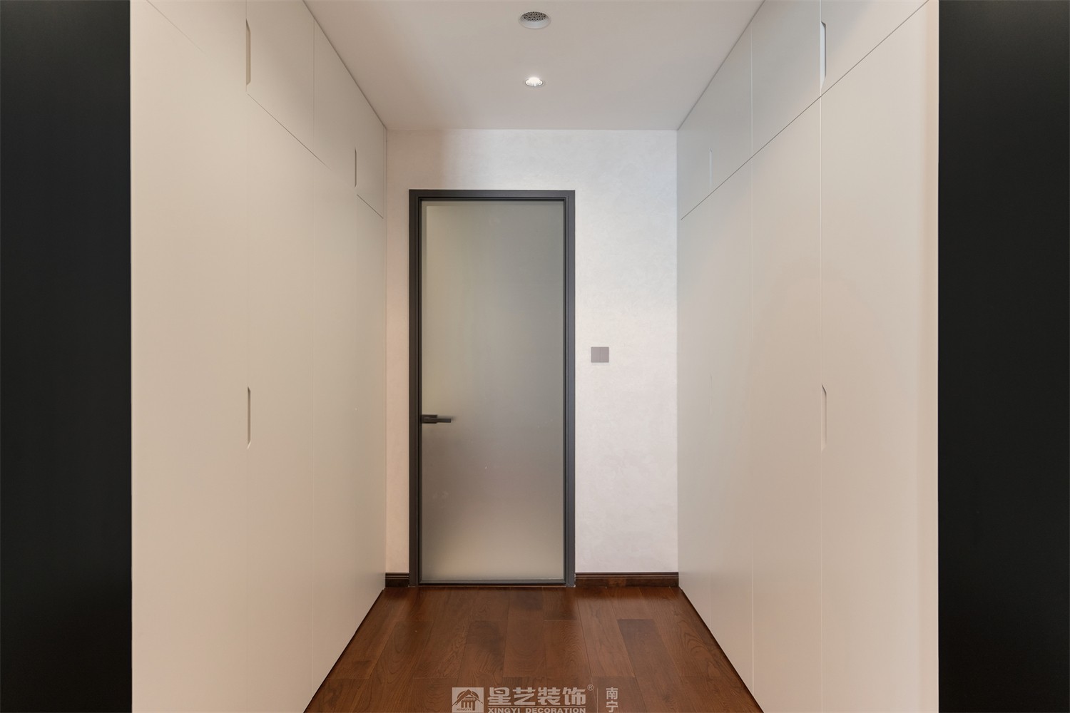 建發(fā)五象印月300平現(xiàn)代輕奢衣帽間裝修效果圖