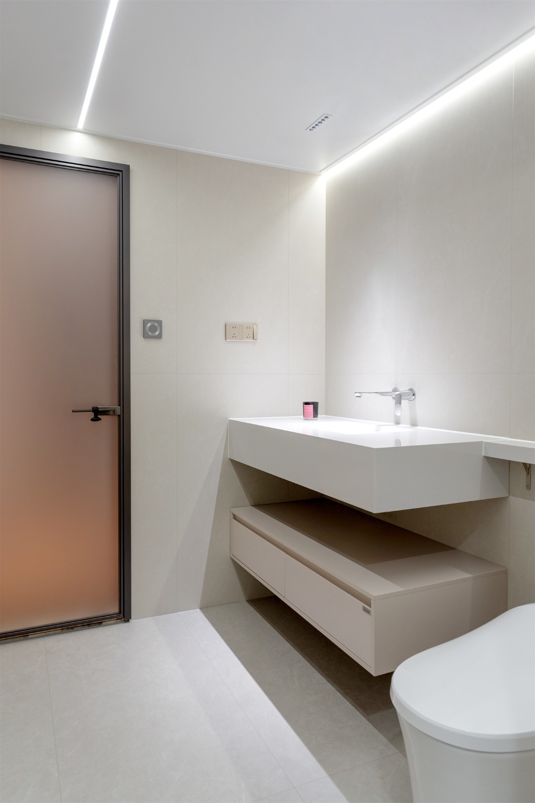 龍光玖瓏湖271平現(xiàn)代風(fēng)格衛(wèi)生間裝修實景圖