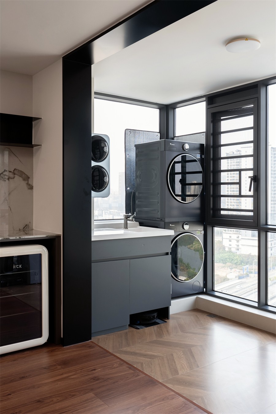 建發(fā)養(yǎng)云184平現(xiàn)代風(fēng)格陽(yáng)臺(tái)裝修完工實(shí)景圖